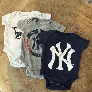 Official MLB baseball New York Yankees onesies 3pack